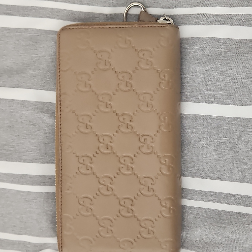 Gucci Embossed Beige Zip-Around Wallet - Picture 2 of 11